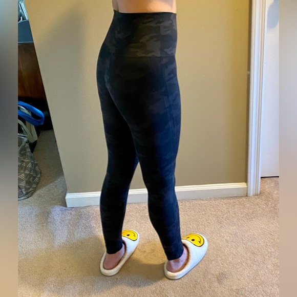 Spanx Look at Me Now Camo Leggings Size Small - Picture 3 of 12